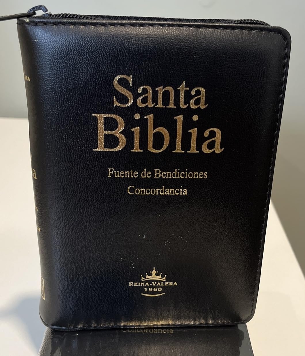 BIBLIA FUENTE DE BENDICIONES COMPACTA CON CIERRE RV1960, IMIT. PIEL, NEGRO CON ÍNDICE